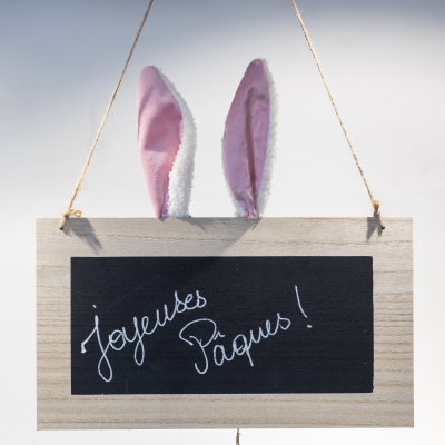 Tableau noir avec oreilles de lapin  - Décors de Pâques-1